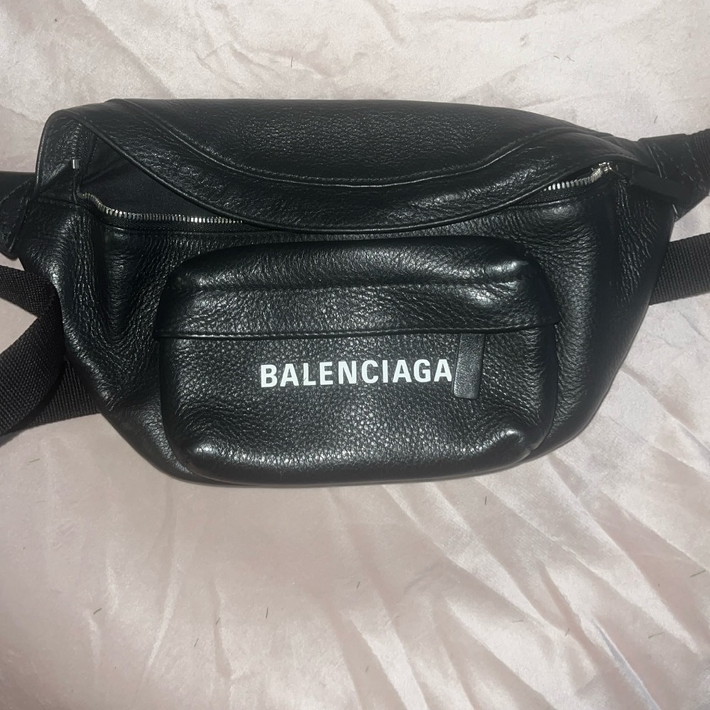 MEN'S EXPLORER BELTPACK IN BLACK.